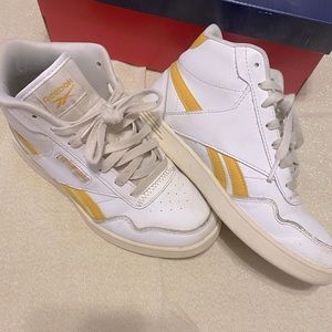 Reebok sz 7 woman’s high top sneakers